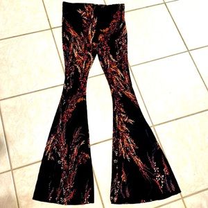 By together Collection bell bottom stretchy accordion flare print Pants Sz M